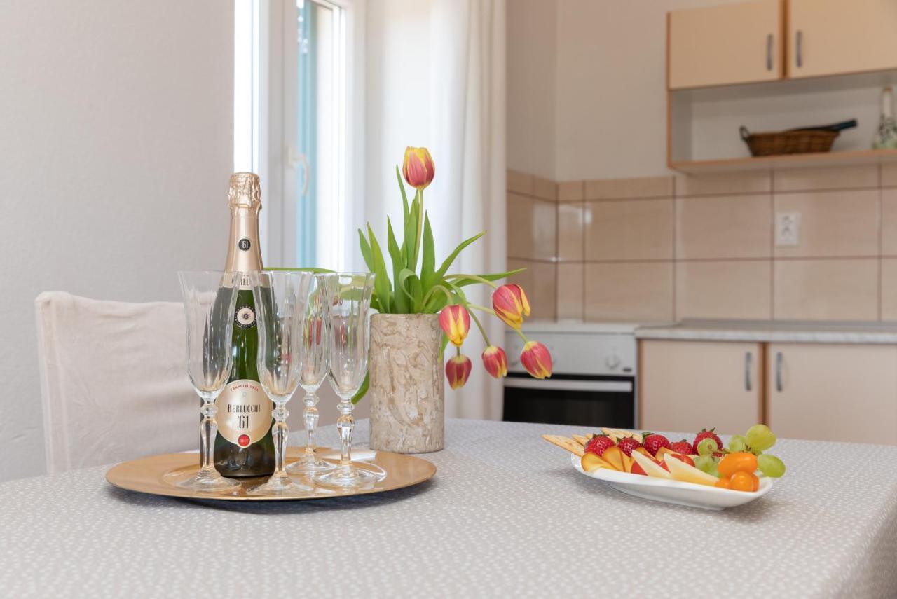 Marina Holiday Home พอสติรา ภายนอก รูปภาพ